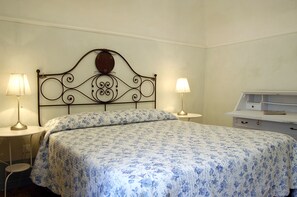 3 bedrooms, WiFi, bed sheets - Medieval house in the countryside; 20 km from Alassio' beach (Vesallo)