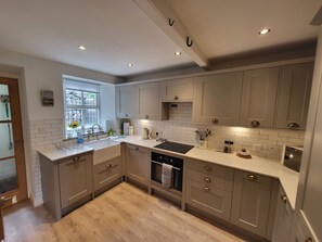 ثلاجة، ميكروويف، فرن، موقد طهي مسطح