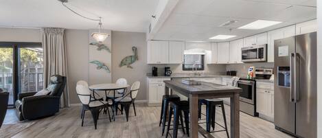 Réfrigérateur, four à micro-ondes, un four, surface de cuisson