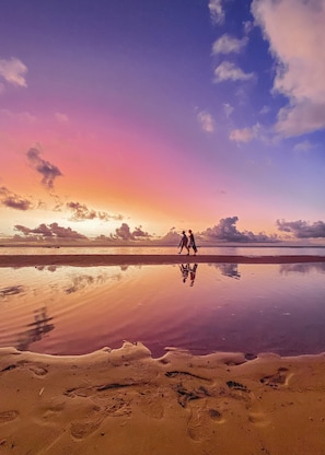 Una playa cerca, arena blanca, camas de playa