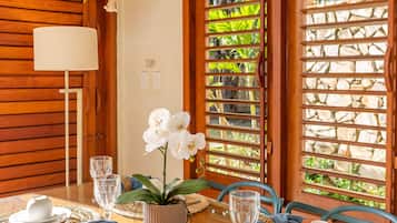 Deluxe Bungalow, 2 Bedrooms, Kitchen, Ground Floor | Dining room