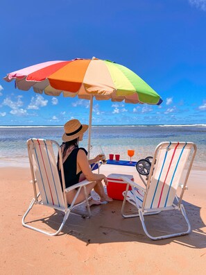 靠近海滩、白沙、小屋（收费）、沙滩椅