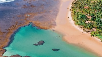 Una playa cerca, arena blanca, camas de playa