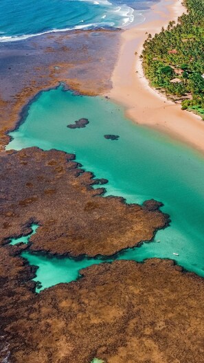 Una playa cerca, arena blanca, camas de playa