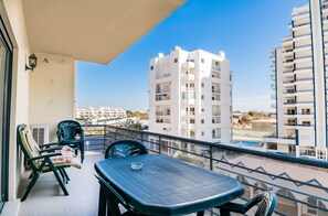 Outdoor dining - Sagan Orange Apartment, Armação de Pera, Algarve (Armação de Pêra)