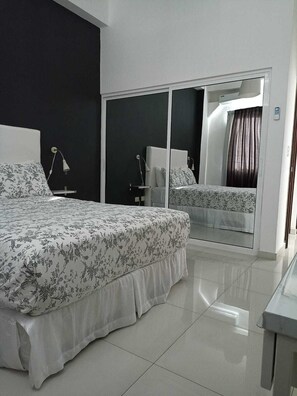 Quarto standard | Edredons de pluma, cofres nos quartos, cortinas blackout