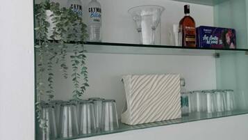 Desayuno completo diario (USD 10 por persona)