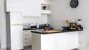 Deluxe Room | Private kitchen | Full-size fridge, microwave, oven, toaster