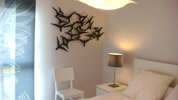 2 makuuhuonetta, työpöytä, silitysrauta/-lauta, ilmainen Wi-Fi