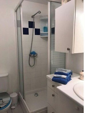 Douche, sèche-cheveux