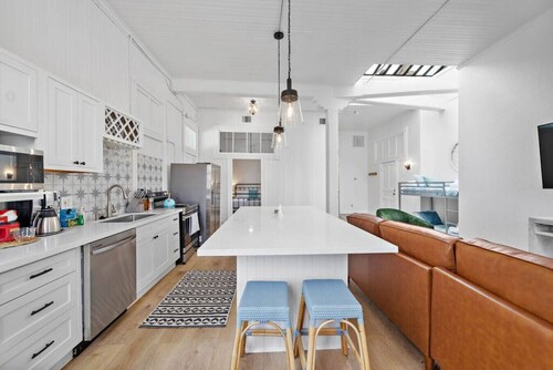 Charming Loft with Balcony in Downtown Galveston