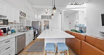 Charming Loft with Balcony in Downtown Galveston