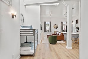 1 habitación, escritorio, tabla de planchar con plancha y cuna de viaje 