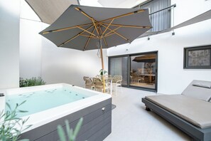 Suite with Terrace & Outdoor Jetted Tub | Jetted bathtub