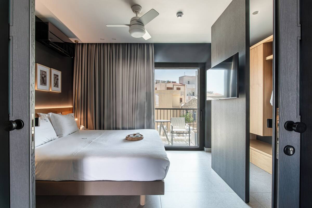 Superior Suite  with Outdoor Jetted Tub | 客房內保險箱、書桌、筆電工作空間、隔音