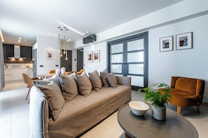 Premium Suite Sea View with Outdoor Jetted Tub | In-room safe, desk, laptop workspace, soundproofing - Porta Suites (Heraklion)