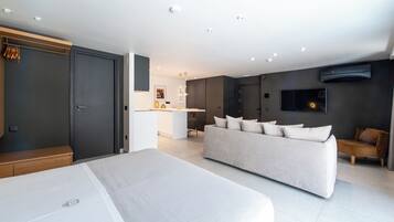 1 habitación, caja de seguridad en la habitación y escritorio