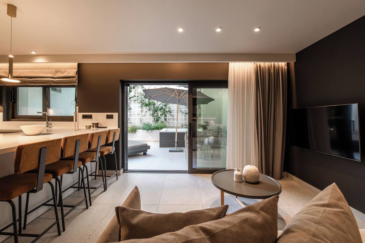 Suite with Terrace & Outdoor Jetted Tub | 客房內保險箱、書桌、筆電工作空間、隔音