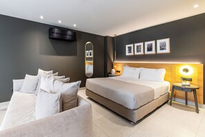 Suite with Terrace & Outdoor Jetted Tub | Coffres-forts dans les chambres, bureau