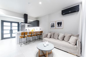 Superior Suite  with Outdoor Jetted Tub | Living area | 32-inch TV with satellite channels, pay films - Porta Suites (Heraklion)