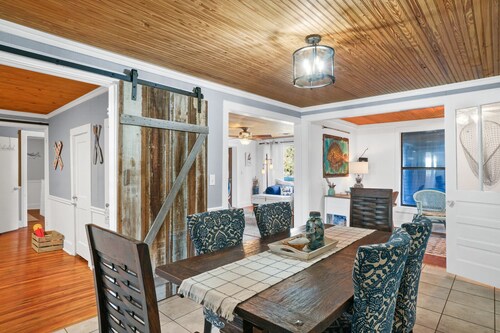 On Indian Pass! 4 Bedrooms, Sleeps 8, Boat Parking, Bikes, Pets Welcome!!!