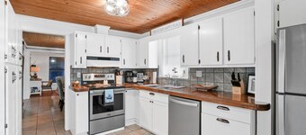 On Indian Pass! 4 Bedrooms, Sleeps 8, Boat Parking, Bikes, Pets Welcome!!!