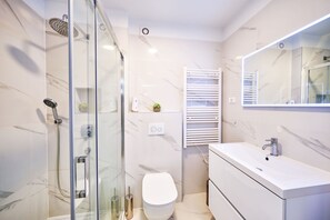 Apartment | 2 bedrooms, blackout drapes, iron/ironing board, free WiFi