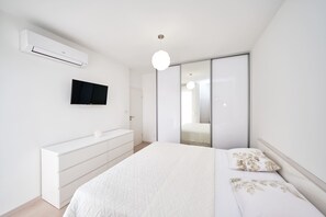 2 bedrooms, blackout curtains, iron/ironing board, free WiFi