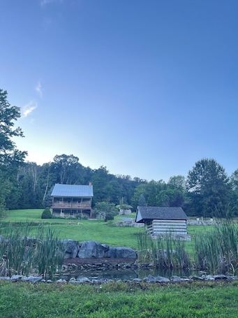 Property grounds. Minutes to Ski Liberty and Gettysburg. Historic farmhouse, gorgeous views.