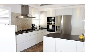 Refrigerador, microondas, placa de cocina, lavavajillas