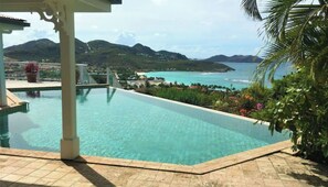 Piscina all'aperto, una piscina riscaldata