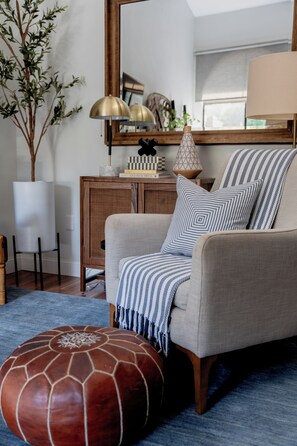 Living area - Peaceful modern and close to everything (Gainesville)