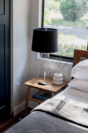 Comfort Room | 2 bedrooms, iron/ironing board, free WiFi - Peaceful modern and close to everything (Gainesville)