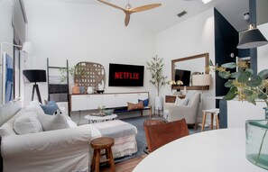 Living area - Peaceful modern and close to everything (Gainesville)