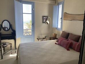 2 habitaciones, escritorio y tabla de planchar con plancha 
