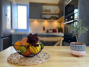 Fridge, oven, stovetop, coffee/tea maker