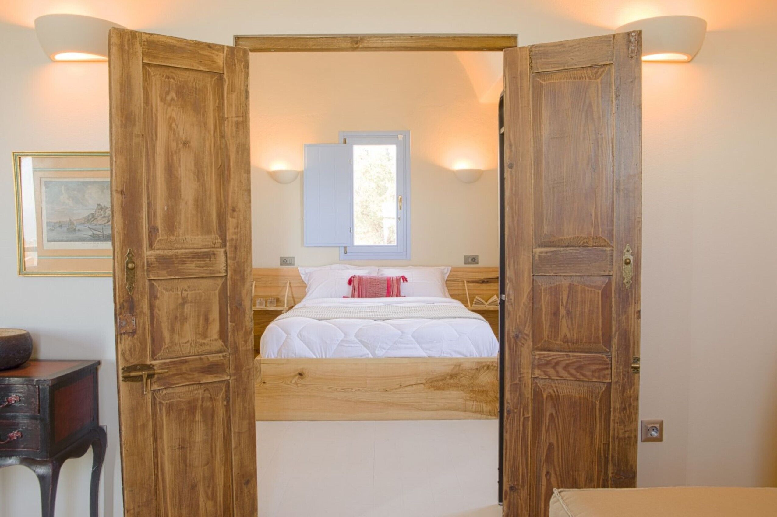 2 habitaciones, escritorio y tabla de planchar con plancha 