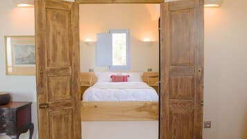 2 habitaciones, escritorio y tabla de planchar con plancha