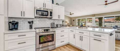 Een koelkast, een magnetron, een oven, een kookplaat