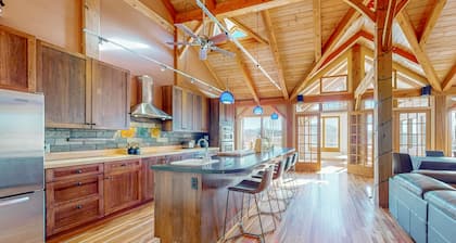 Private mountain retreat with a game room, home theater, & jetted tub