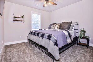 3 bedrooms, iron/ironing board, Internet, bed sheets - Updated, tree-lined home on the snowmobile trail with gas fireplace & firepit (Manitowish Waters)