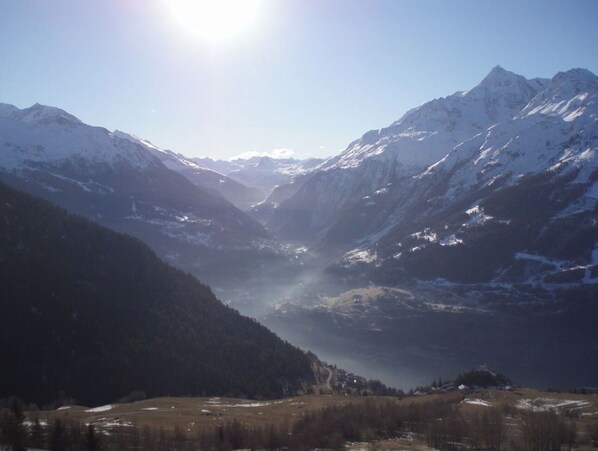 A mountainous landscape with snow-covered peaks and a valley. - CHALET THE GRAND TETRAS A4 (Montvalezan)