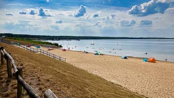 NĂ€ra stranden och solstolar