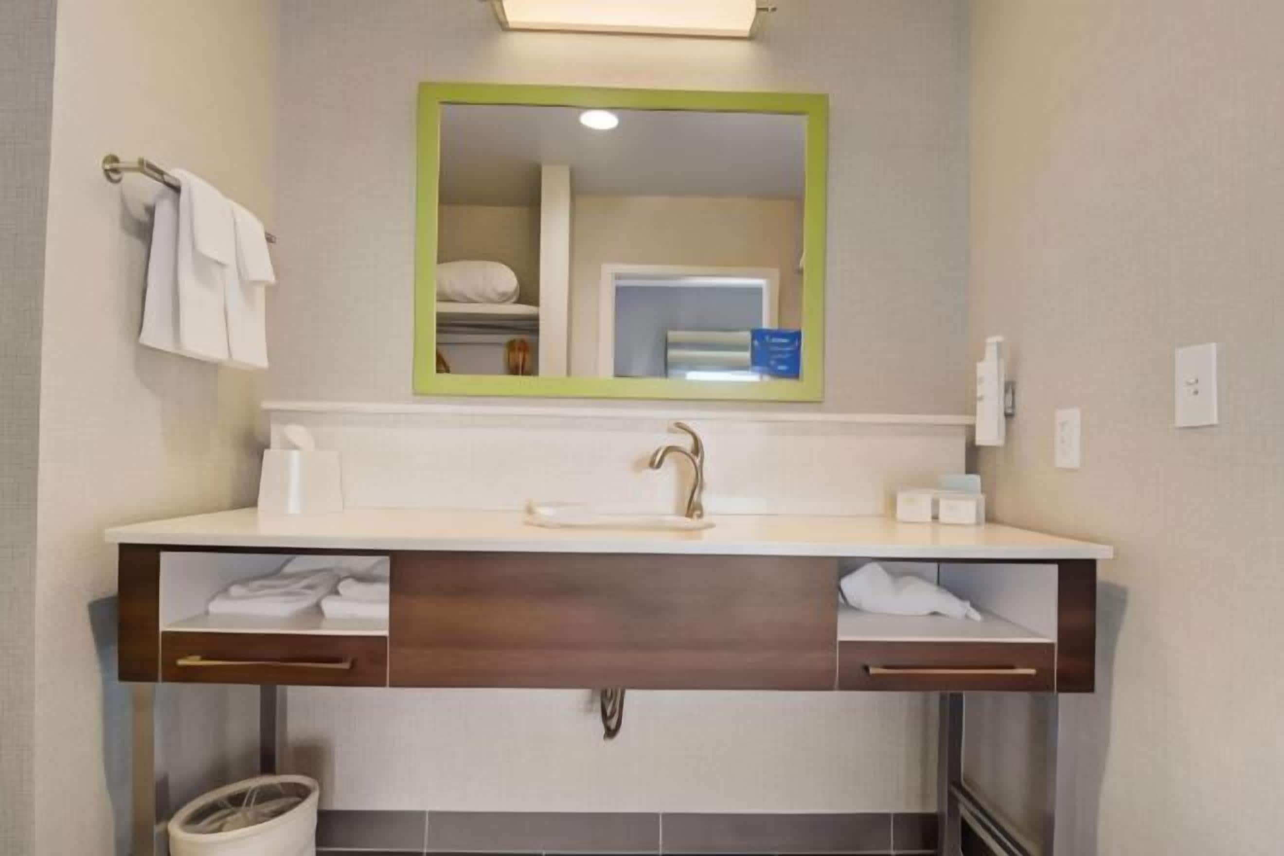 Bathroom | Rainfall showerhead, towels