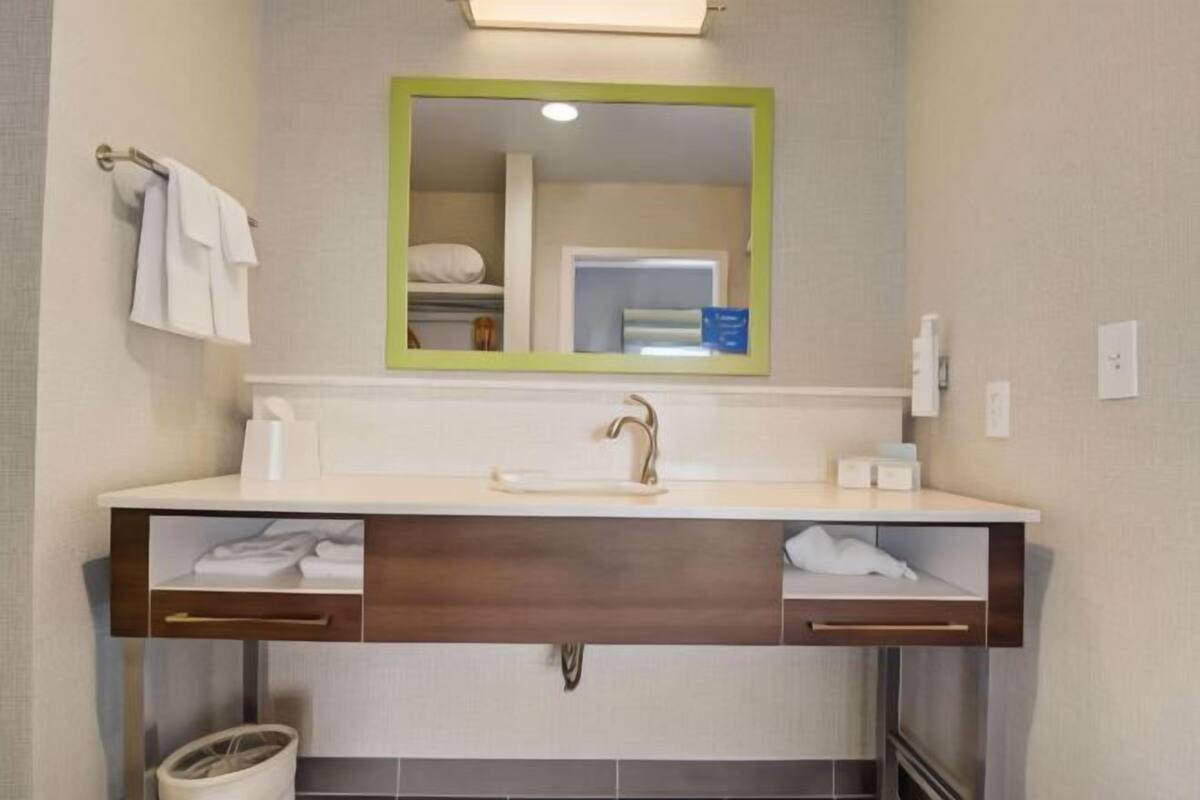 Kamar mandi | Pancuran hujan dan handuk