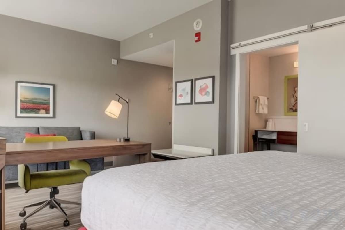 Room With 2 Queen Beds, Microwave, Fridge And Ark View