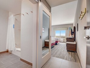 Chambre, 2 grands lits, accessible aux personnes à mobilité réduite, baignoire | Salle de bain | Douche à « effet pluie », serviettes fournies