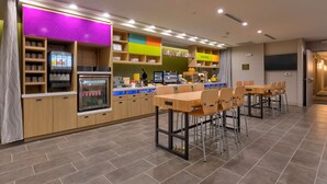 Een modern restaurant met een bar, zitplaatsen en een presentatie van gerechten.