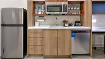 Studio Suite, 2 Queen Beds | Private kitchen