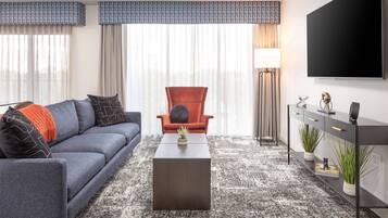 Suite, 1 King Bed, Refrigerator & Microwave (Wet bar) | Living area